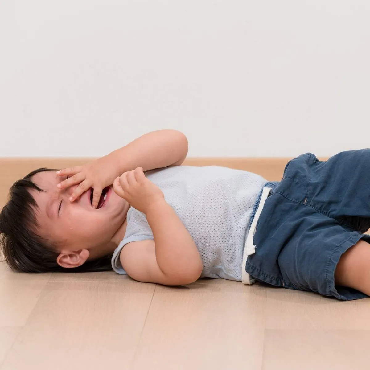 صورة لطفل يبدو عصبياً