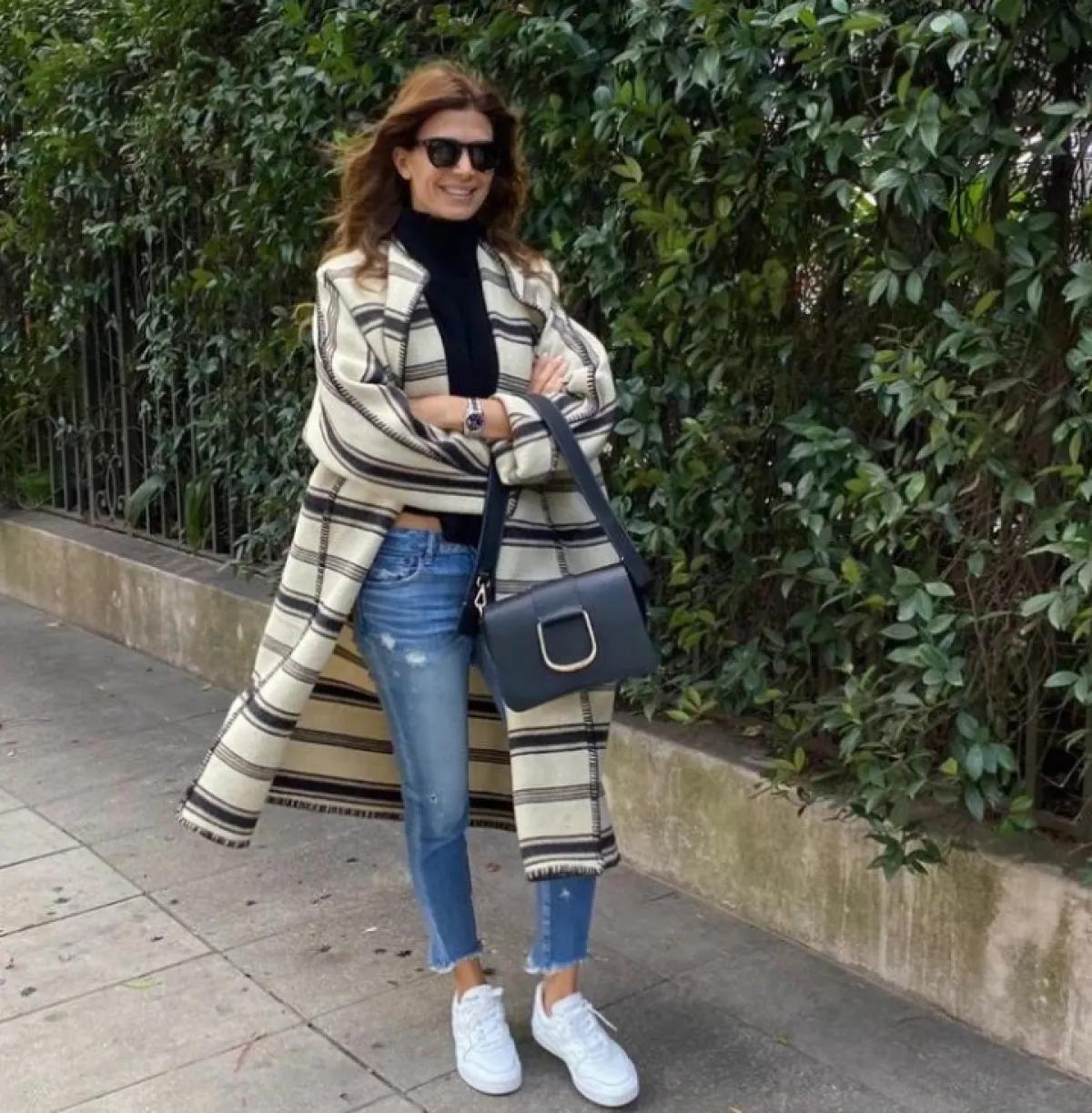 جوليانا عواضة تحمل حقيبة من تصميمها