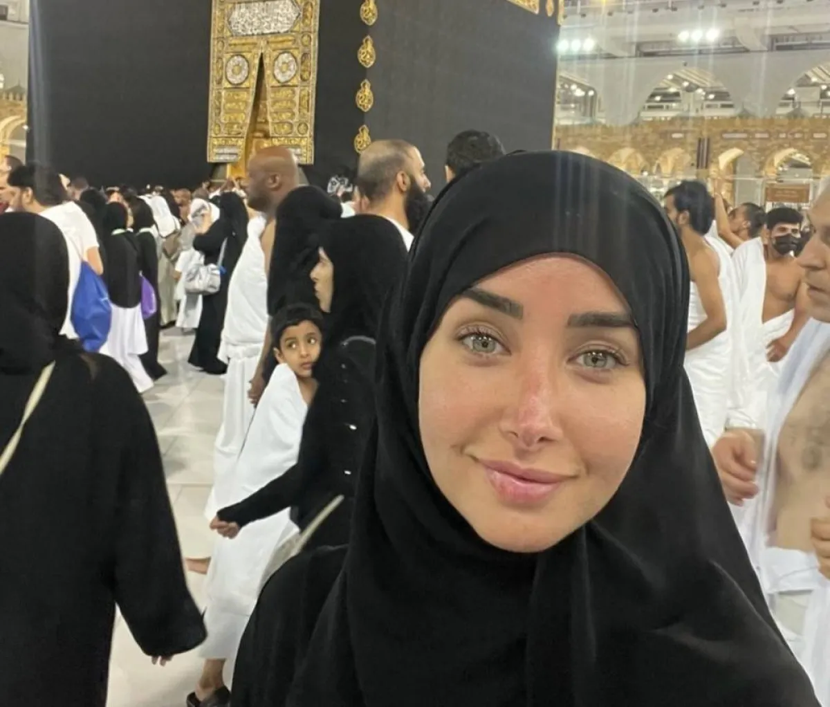 هنا الزاهد من أمام الكعبة - الصورة من حسابها على إنستغرام