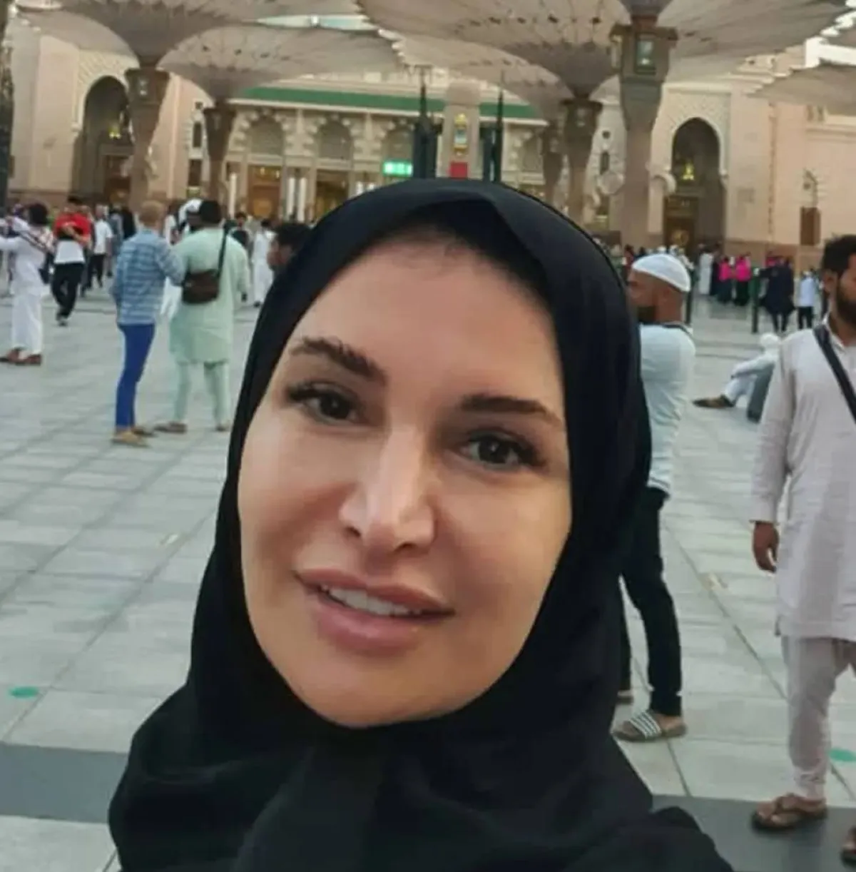 رشا شربتجي - تؤدي مناسك العمرة صورة من صفحتها الرسمية على انستغرام