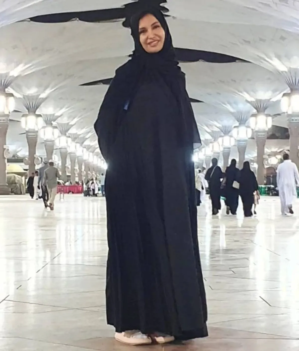 رشا شربتجي - تؤدي مناسك العمرة صورة من صفحتها الرسمية على انستغرام