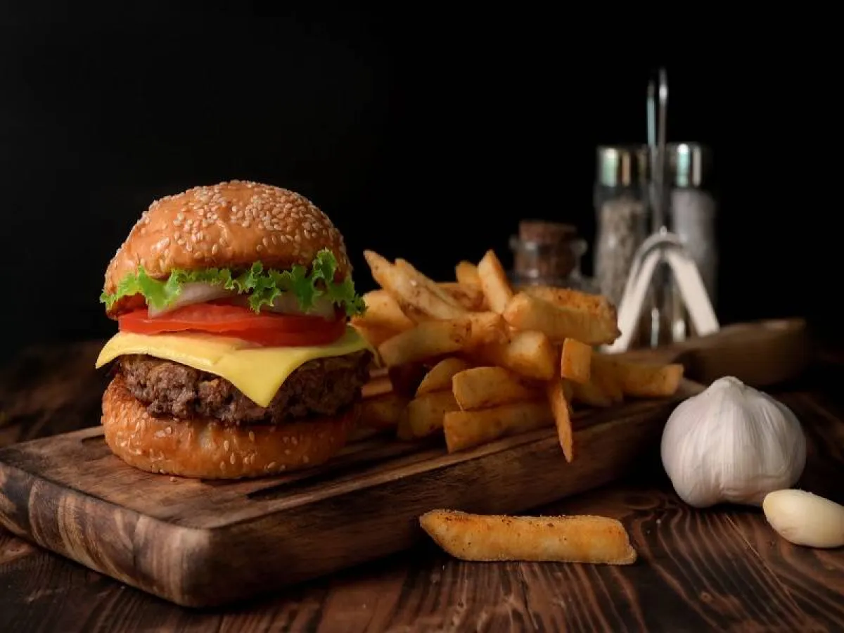 يجب التوقف عن تناول الأطعمة الغنية بالدهون مثل الوجبات السريعة لعلاج ارتجاع المريء