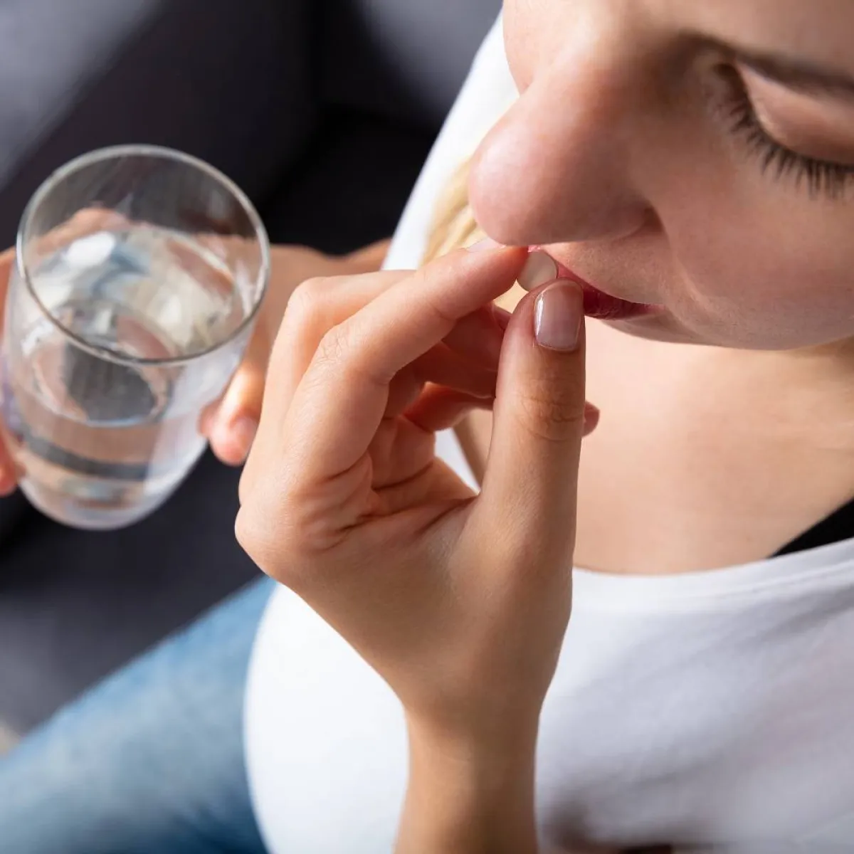 صورة لحامل تتناول مكملاً غذائياً