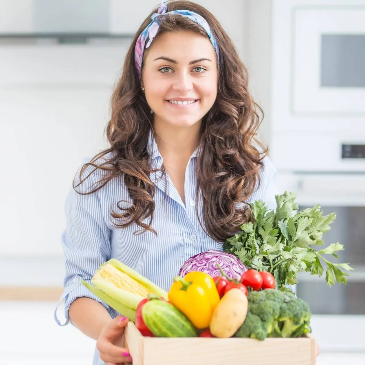 صورة لحامل وطبق من الخضراوات الصحية