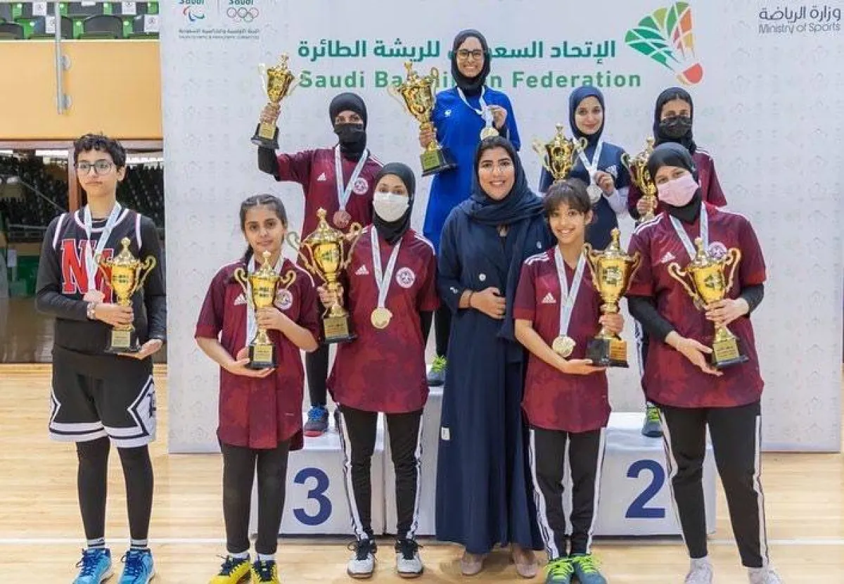 تتويج الفائزات. الصورة من العلاقات العامة