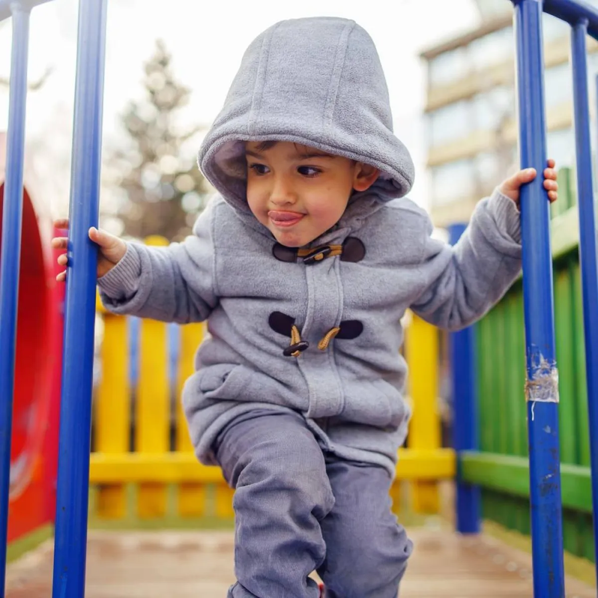 صورة لطفل يلعب