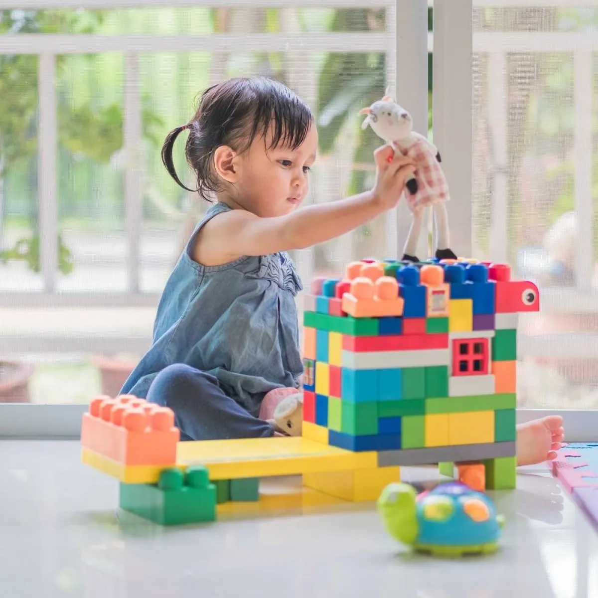 صورة لطفلة تلعب