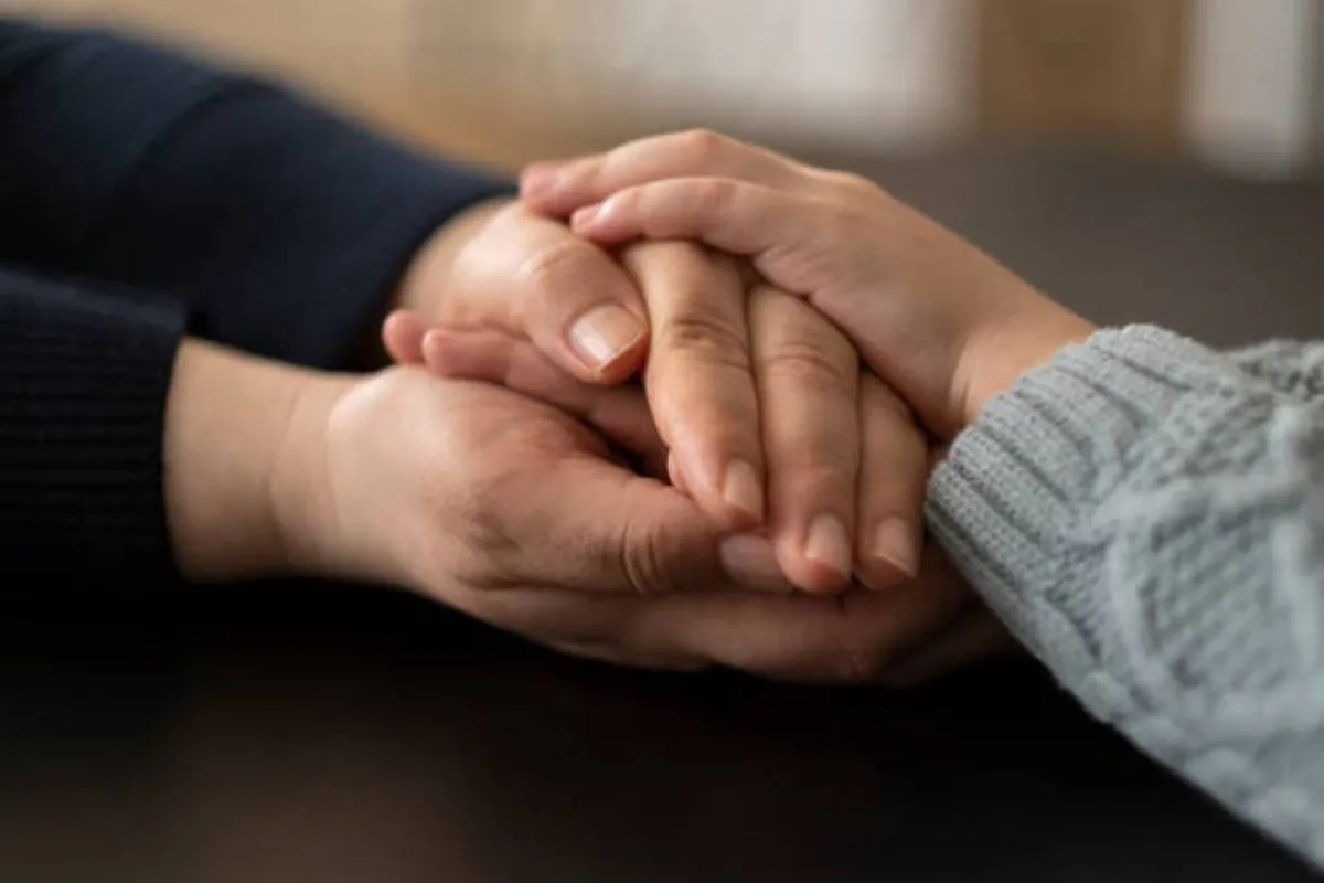 صورة تعبر عن احتواء الأم لطفلها