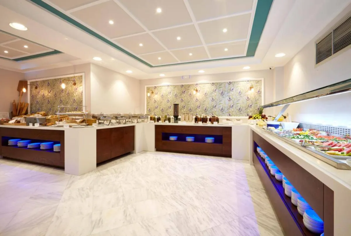 "بوفيه" مفتوح في فندق وأجنحة أسترو بالاس