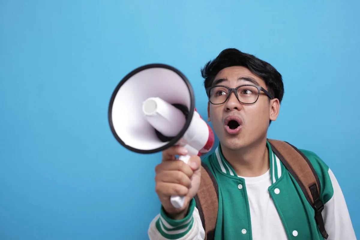 صورة مراهق أمام مكبر الصوت