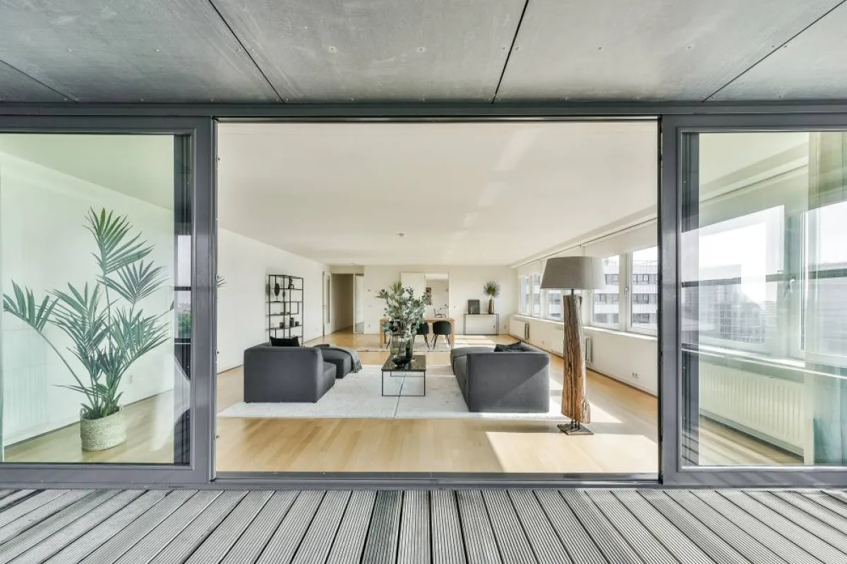 فتح النوافذ والأبواب داخل المنزل 