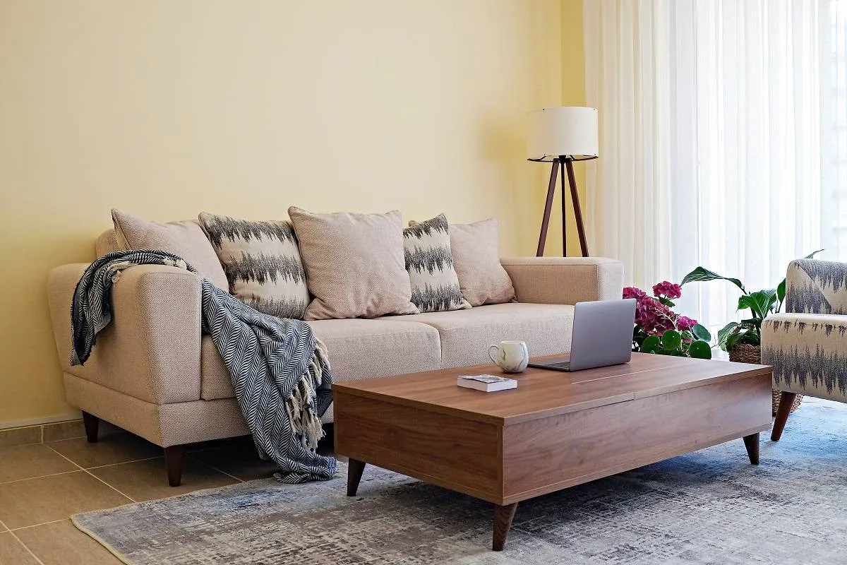 الخشب الداكن يدمج باللون البيج في الصالة، لطبعها بالدفء 