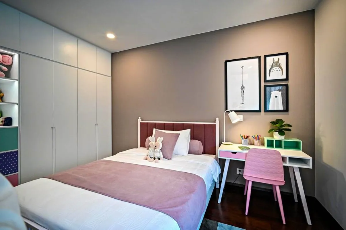 مكتب منزلي مزيّن بشتلة طبيعيّة