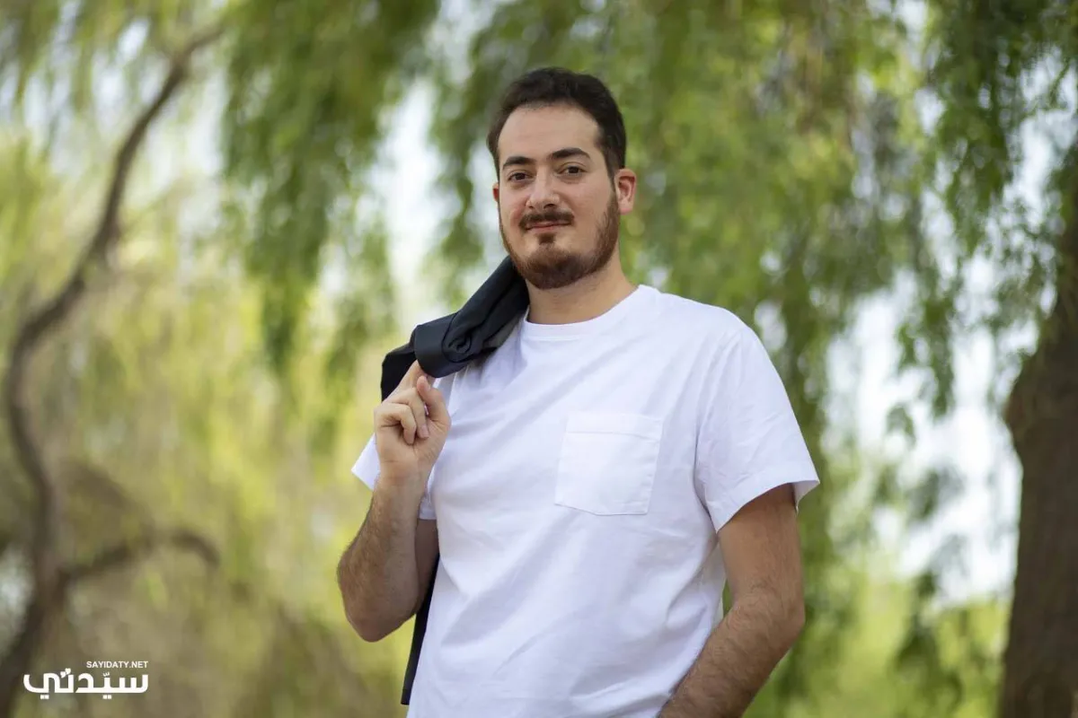 صورة المصمم حمزة العمري