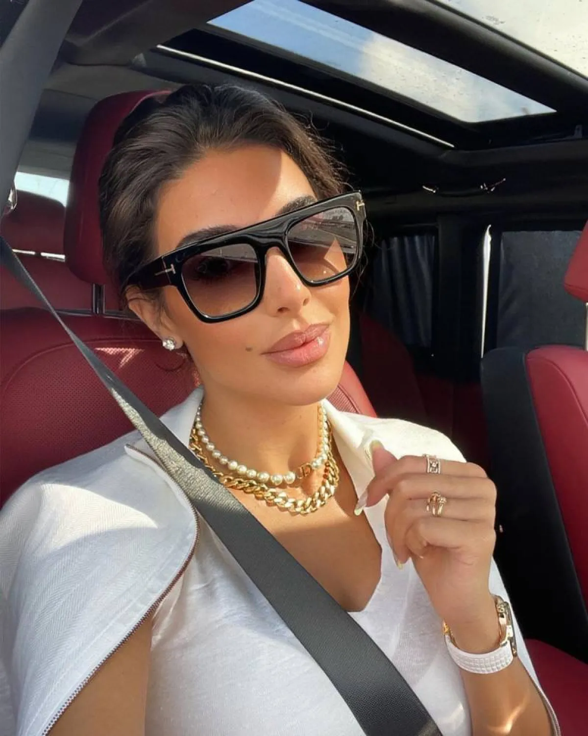 ياسمين صبري بقلادة جنزير راقية 