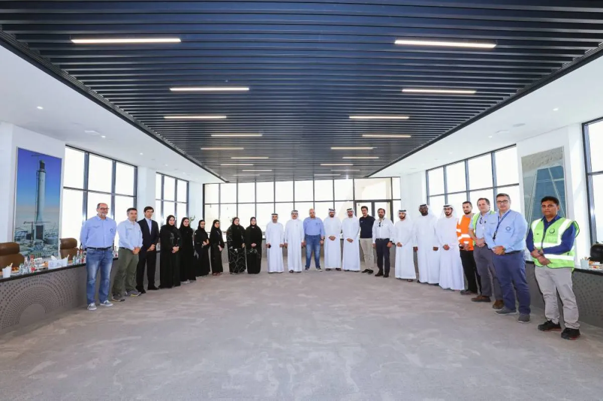 سعيد الطاير أثناء تفقده المشروع. الصورة من مكتب دبي الإعلامي