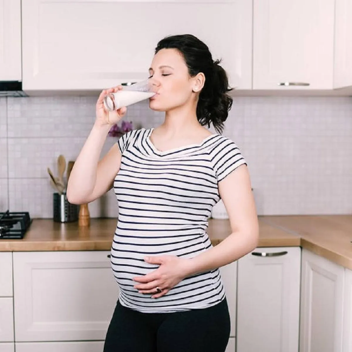 صورة لحامل تشرب  اللبن