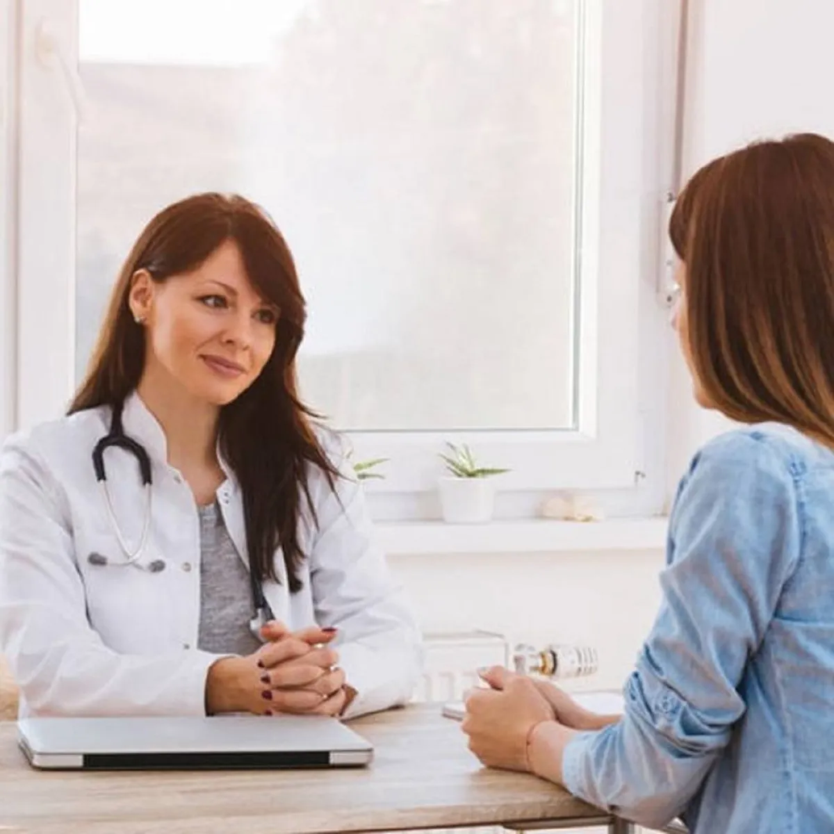 صورة لطبيبة ومريضة