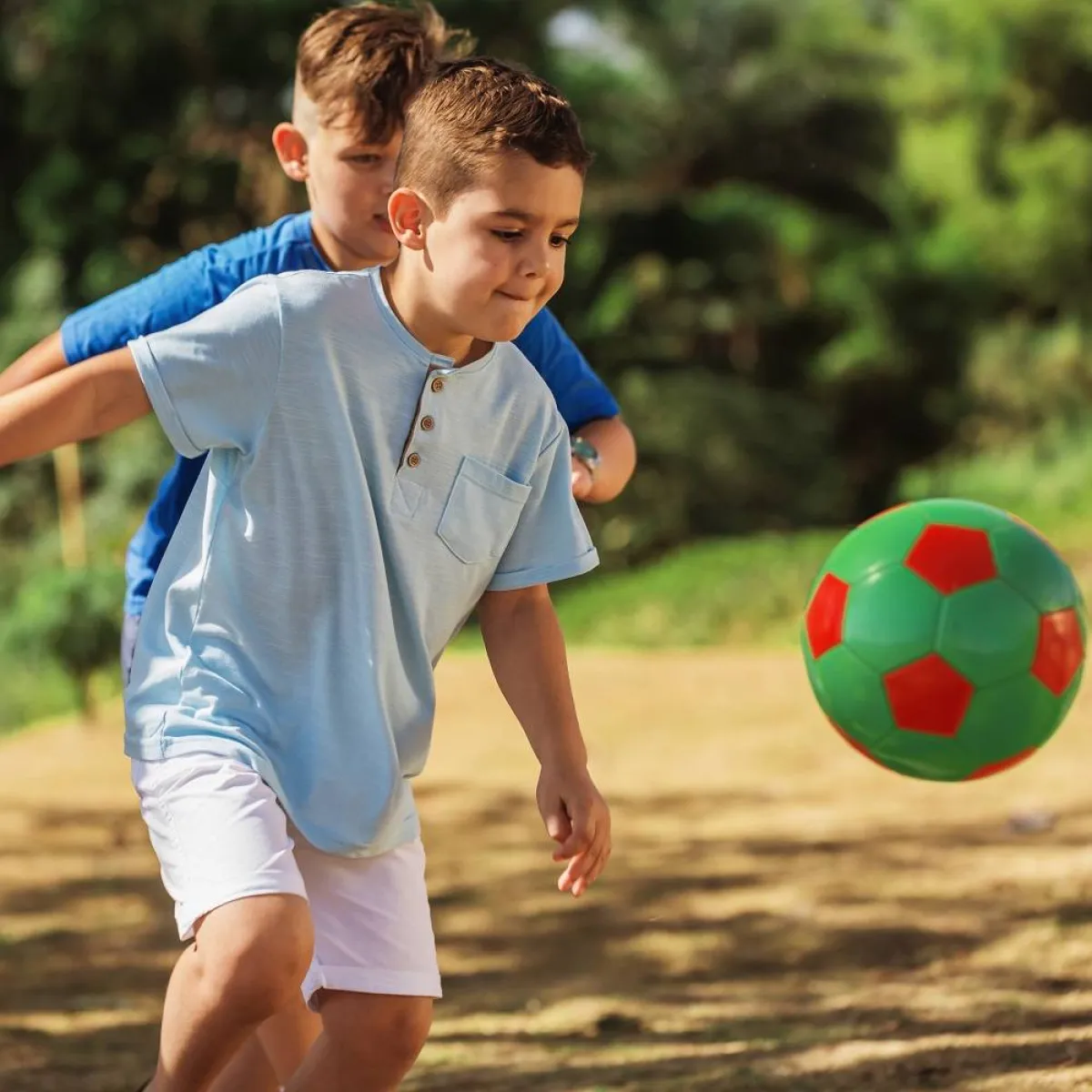 صورة لطفلين يلعبان