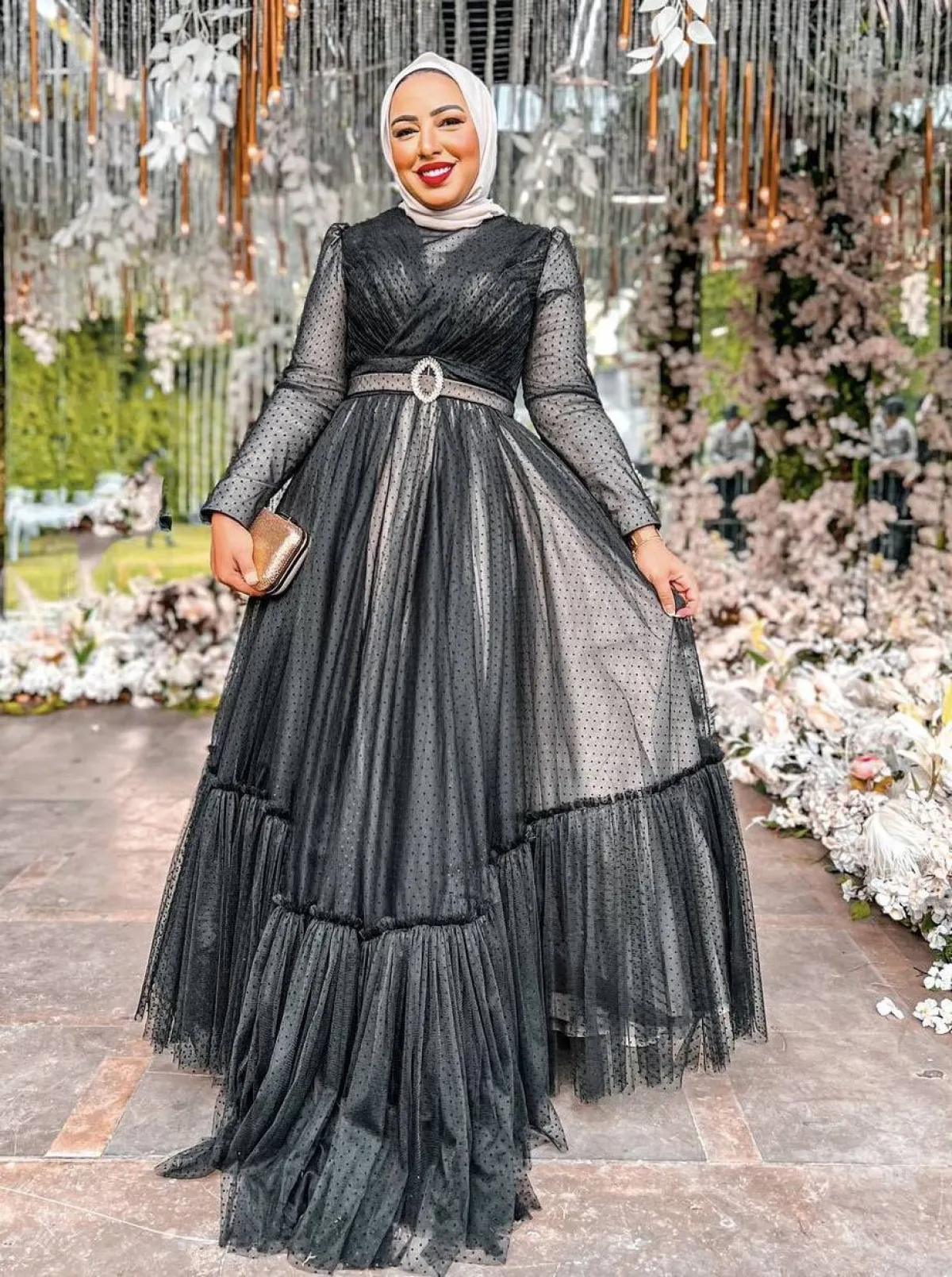 دعاء عكاشة باطلالة حيادية الالوان