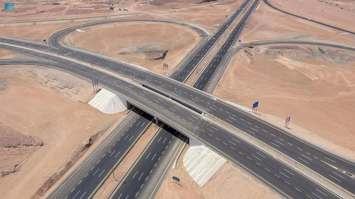 النقل السعودية تفتتح تقاطع طريق حائل – بقعاء مع طريق الخطة - الصورة من واس