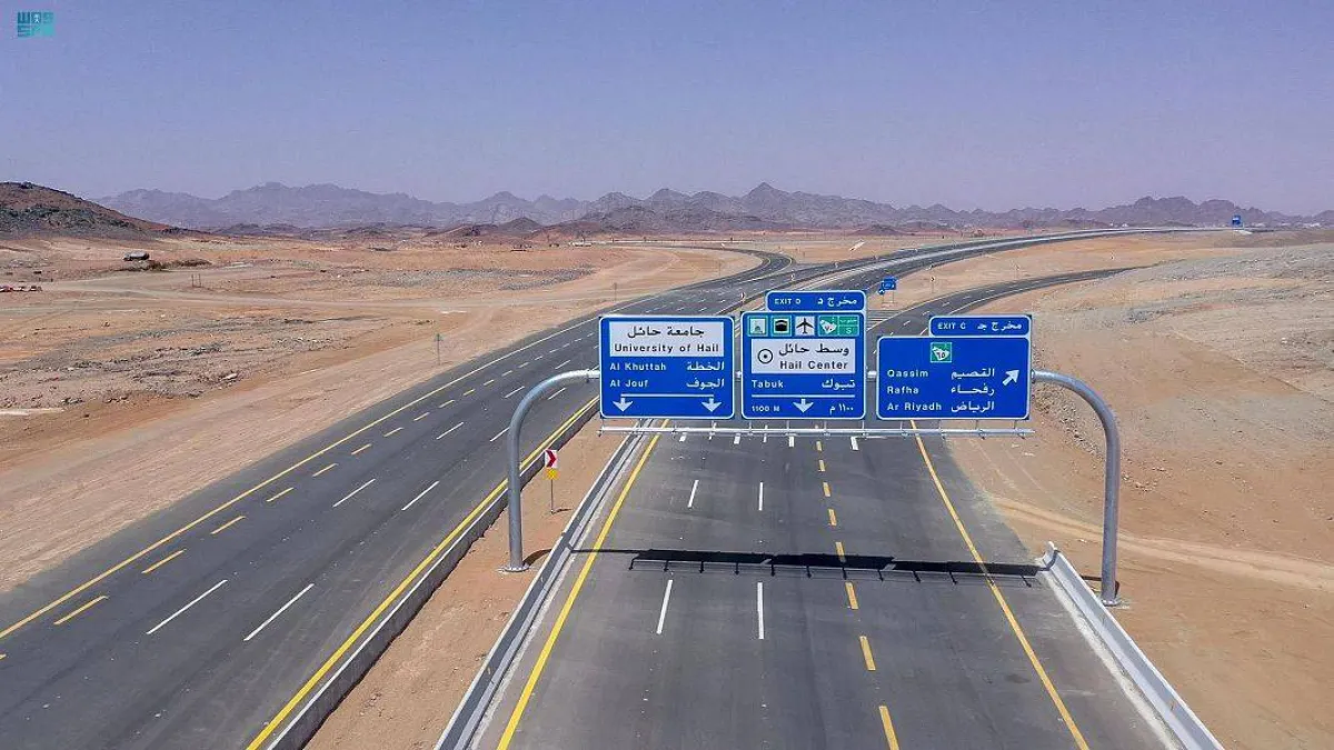 النقل السعودية تفتتح تقاطع طريق حائل – بقعاء مع طريق الخطة - الصورة من واس