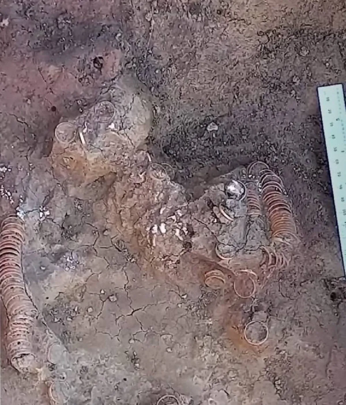 صورة الحلقات الذهبية في موقع اكتشافها