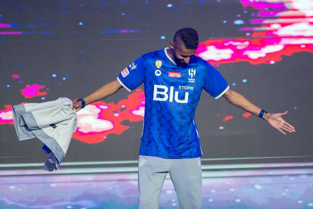 صورة اللاعب سلمان الفرج يقدم قميص النادي الجديد