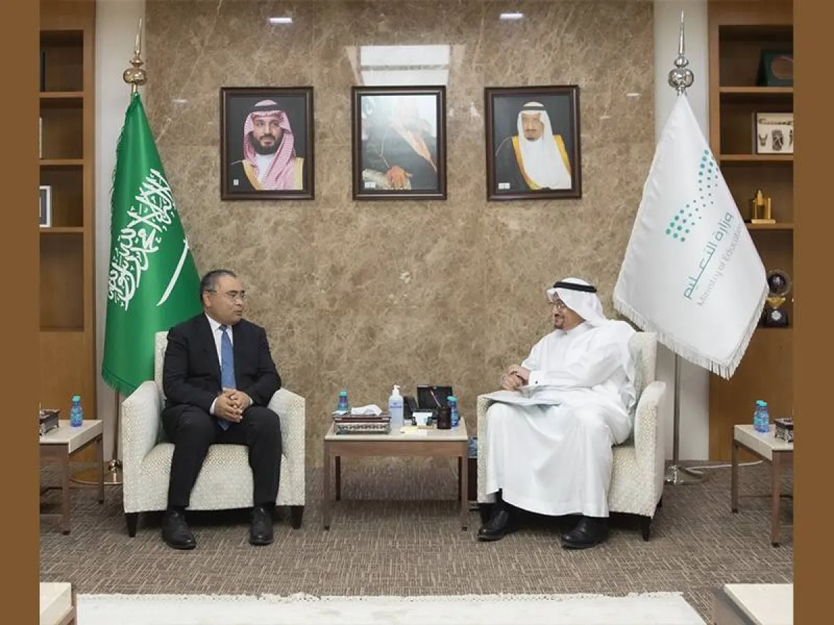 وزير التعليم يلتقي وزير التنمية الابتكارية الأوزبكي لتعزيز التعاون البحثي والعلمي بين البلدين