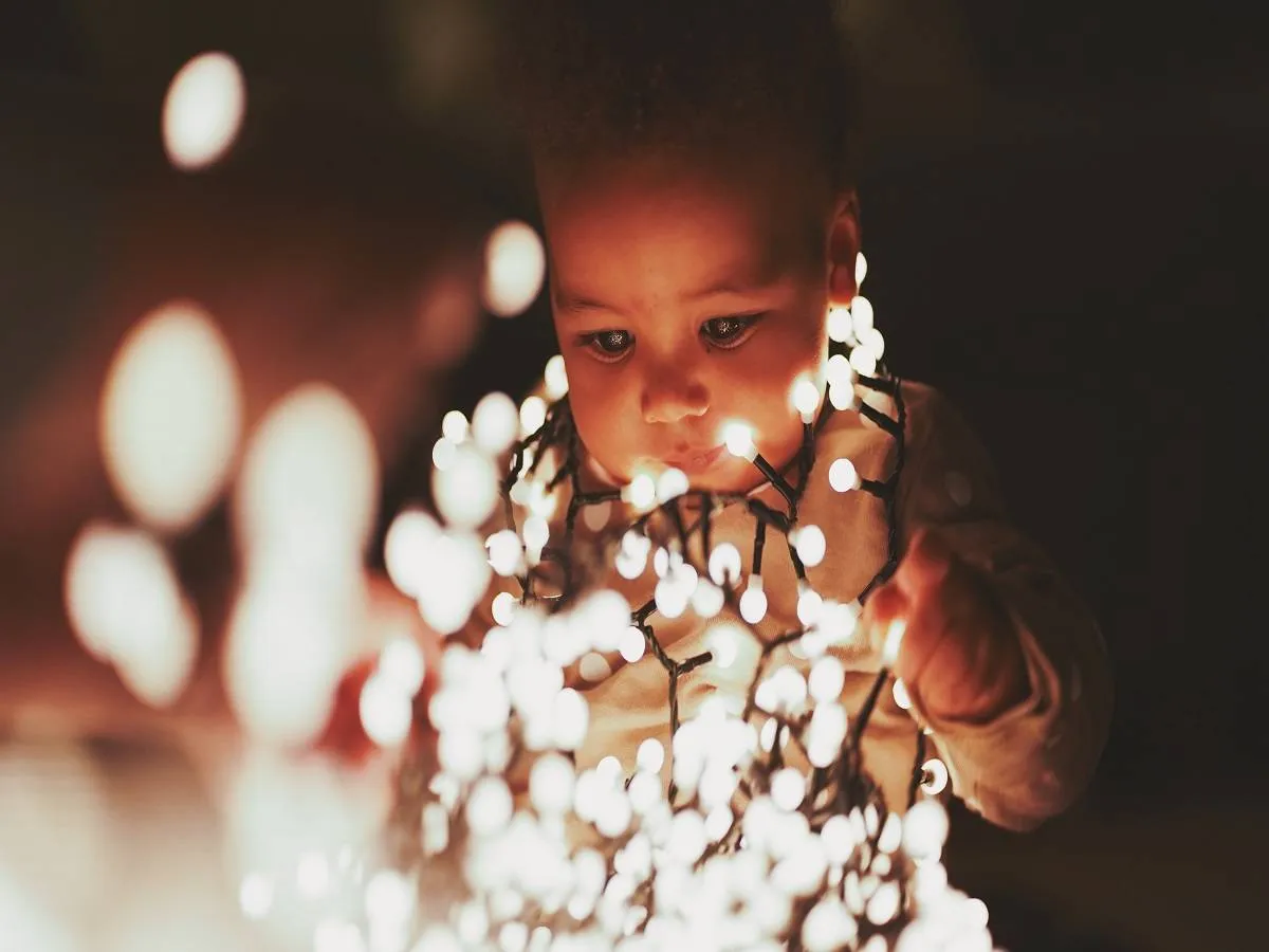 صورة لطفل يمسك بحبل من الأنوار