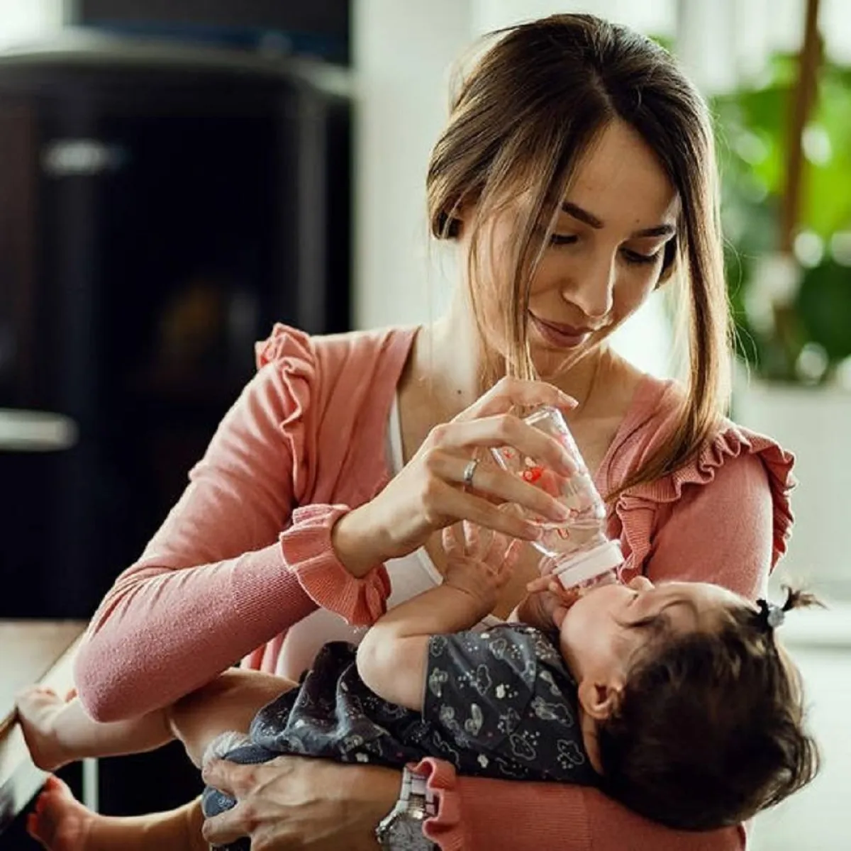 صورة لأم ترضع مولودها