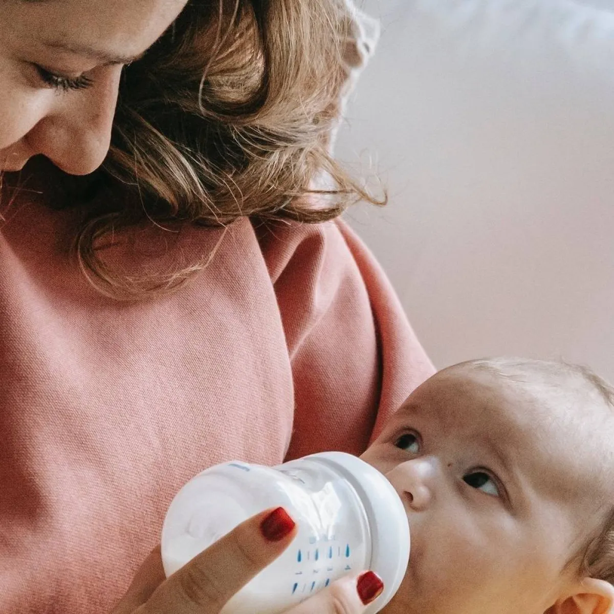 صورة لأم ترضع طفلها