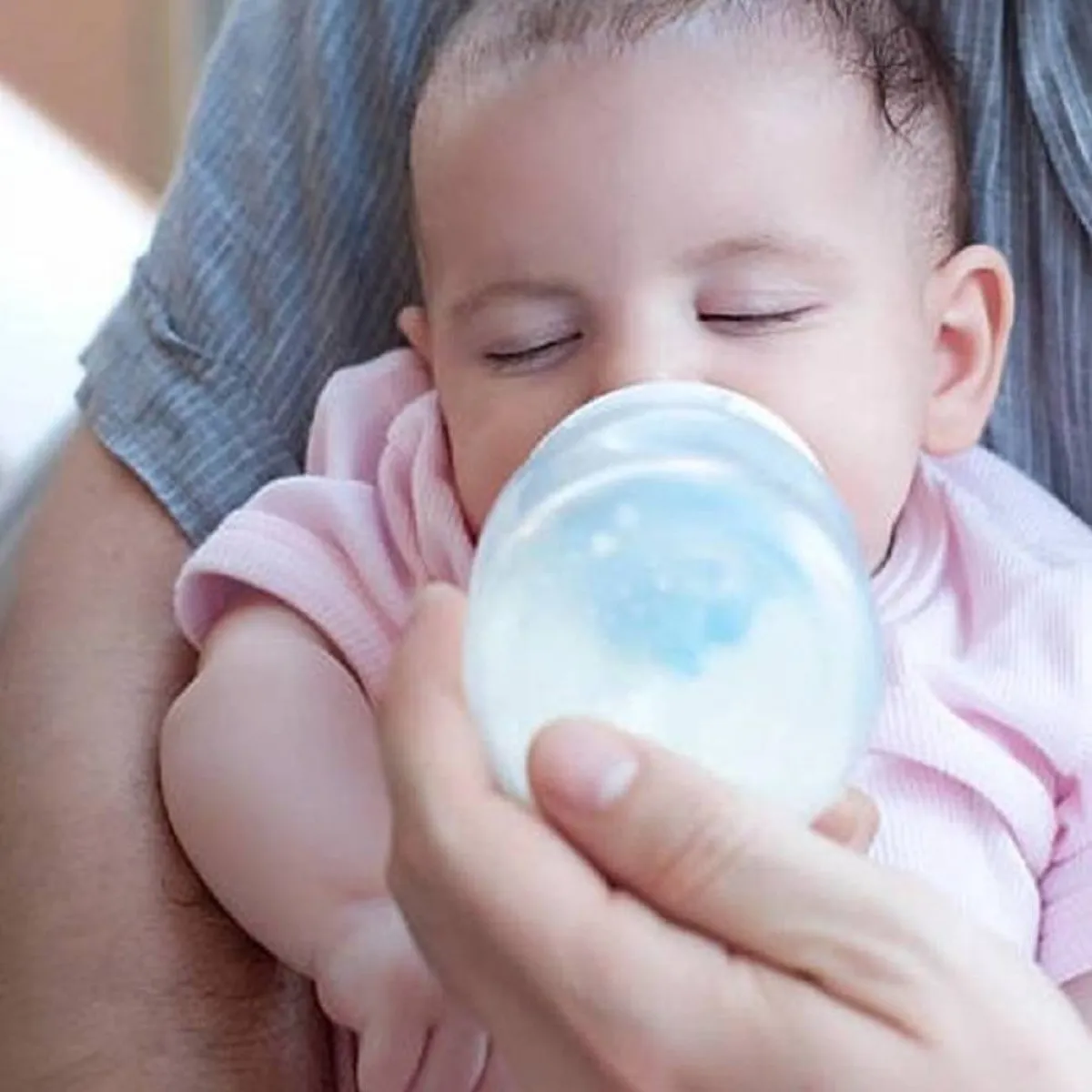 صورة لأم ترضع طفلها