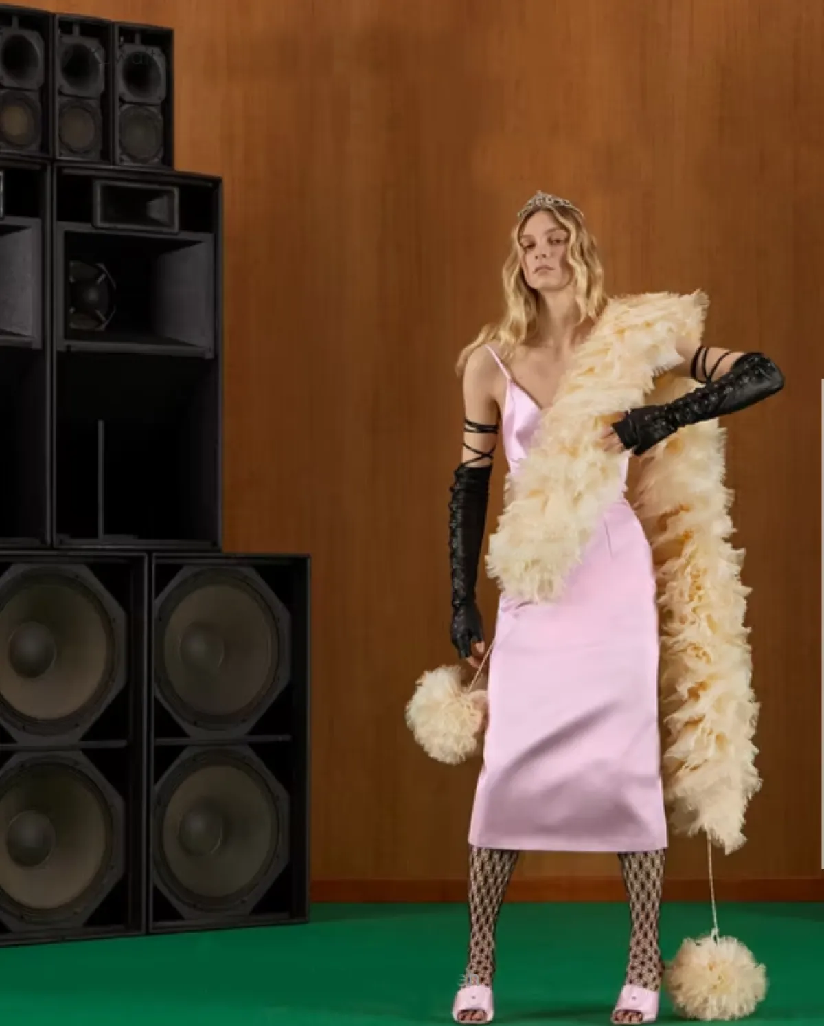 فستان حريري من غوتشي 