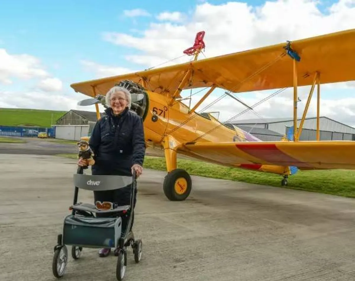امرأة في سن الـ93 عاماً تُحلِّق على جناح طائرة