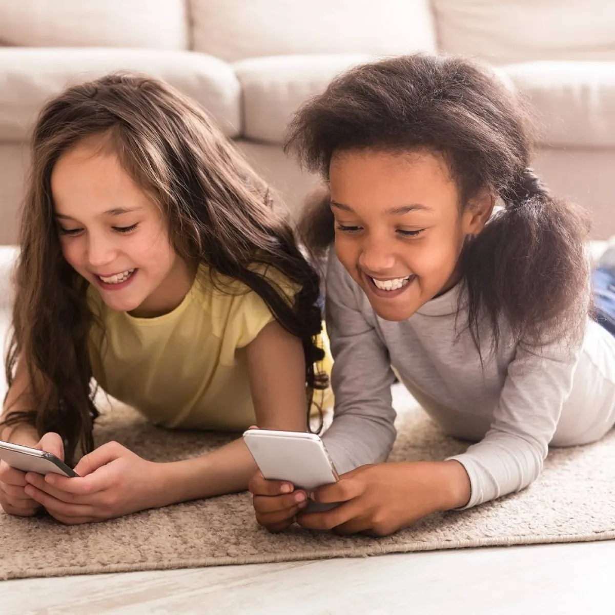 صورة لطفلتين وجوالهما