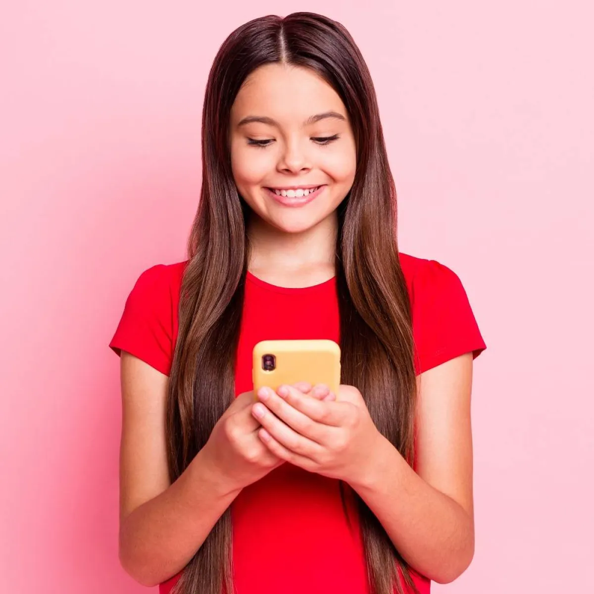 صورة لطفلة تمسك بالجوال