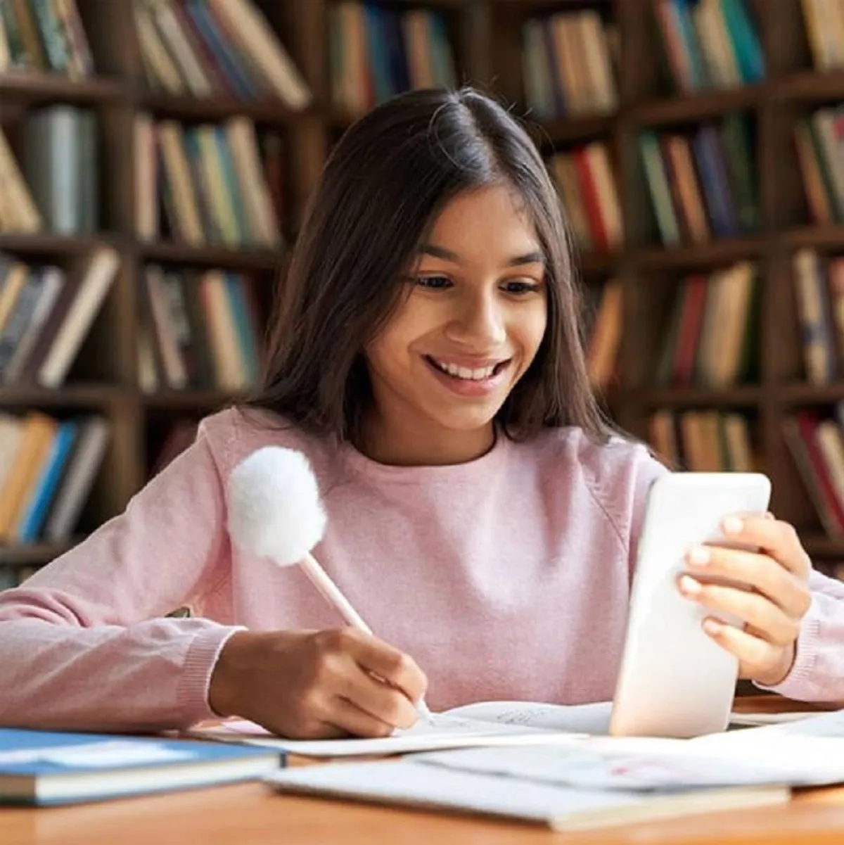 صورة لطفلة تمسك بالجوال