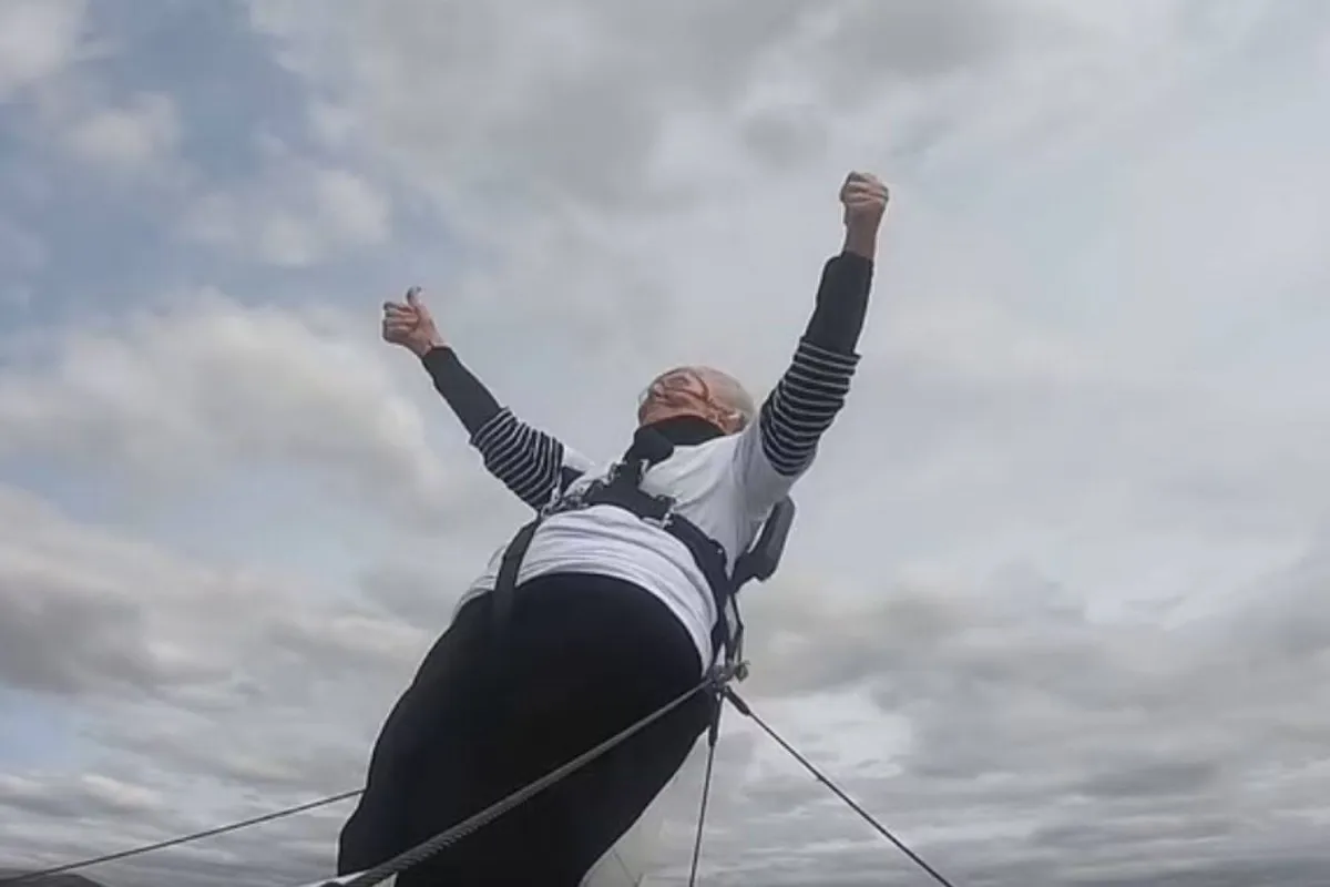 امرأة في سن الـ93 عاماً تُحلِّق على جناح طائرة