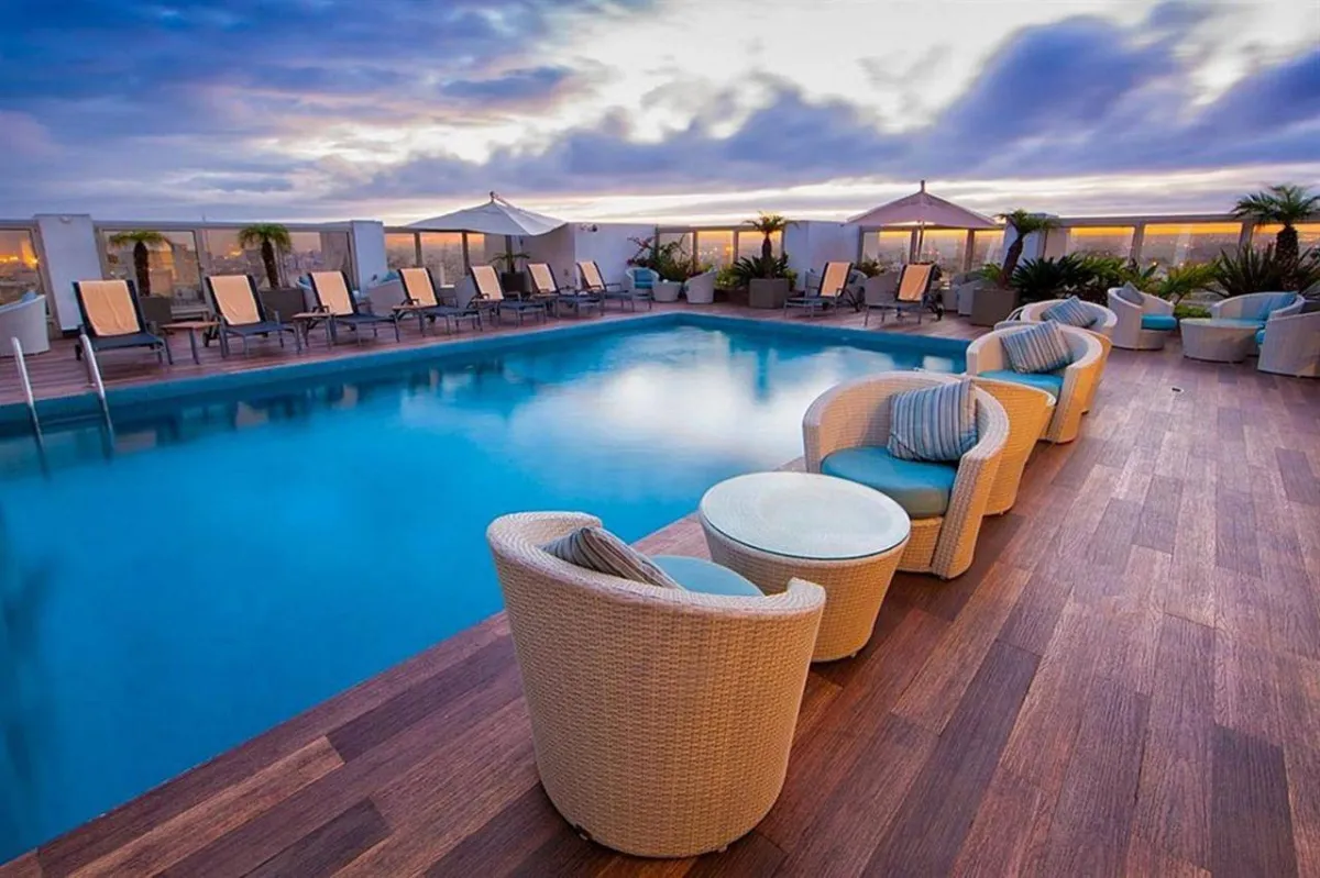 مسبح خارجي في فندق موفنبيك الدار البيضاء