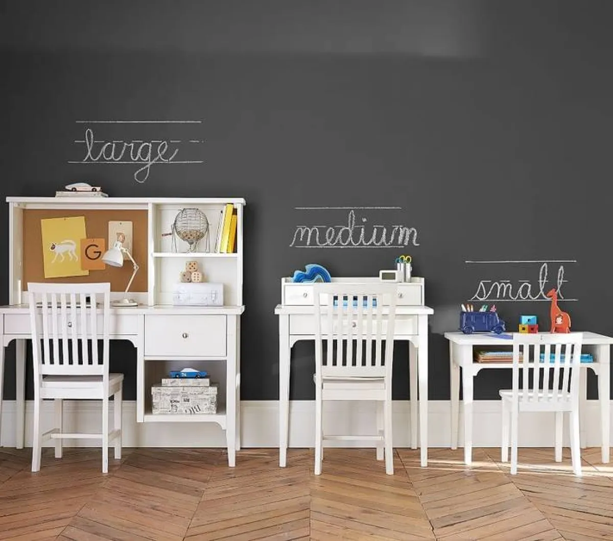 مكتب مطلي بالأبيض، وسهل الاندماج بأي غرفة 