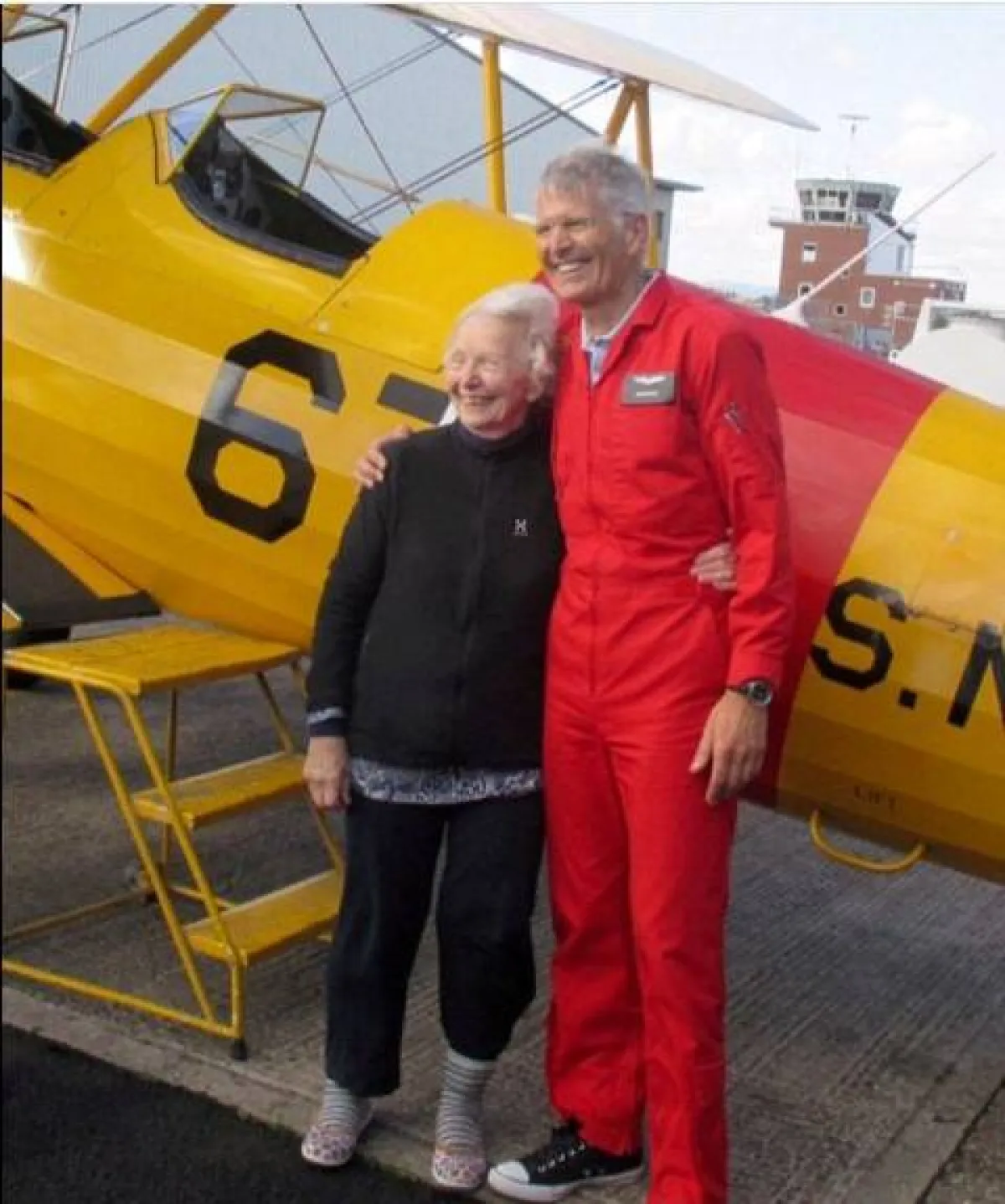 امرأة في سن الـ93 عاماً تُحلِّق على جناح طائرة