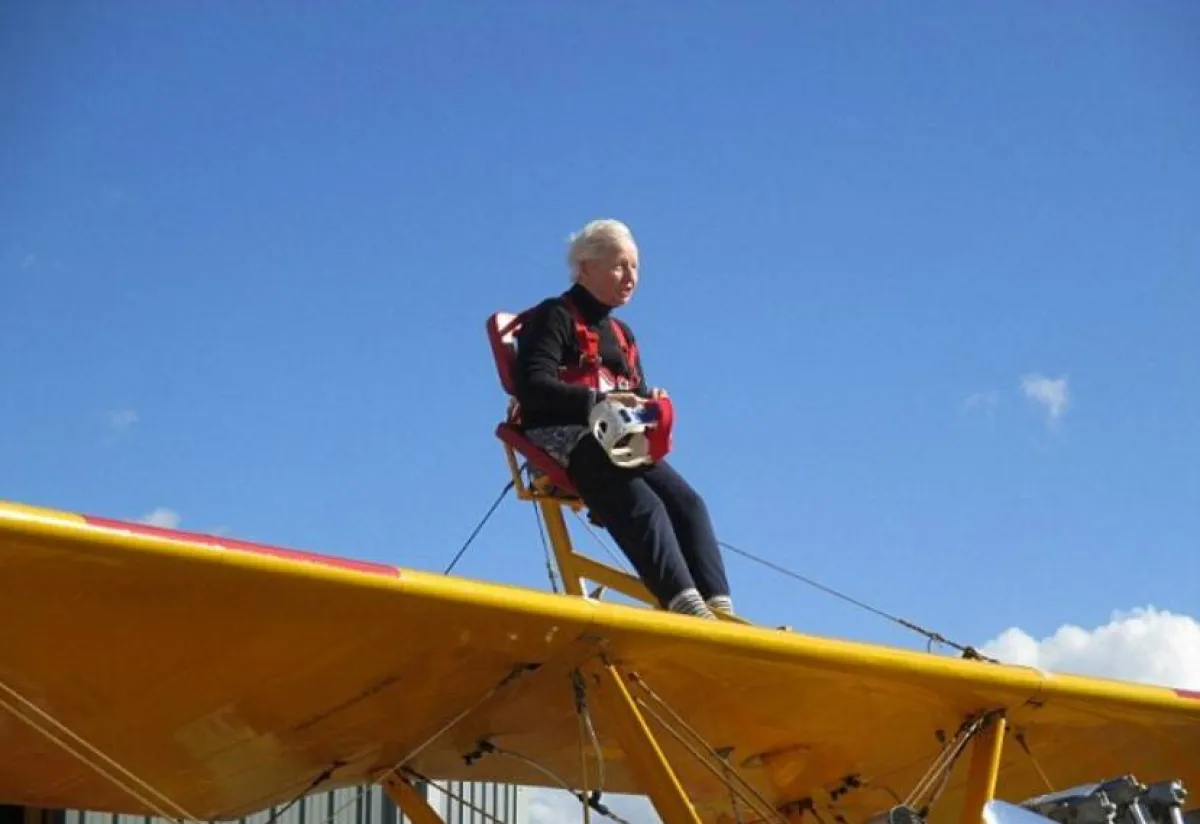 امرأة في سن الـ93 عاماً تُحلِّق على جناح طائرة