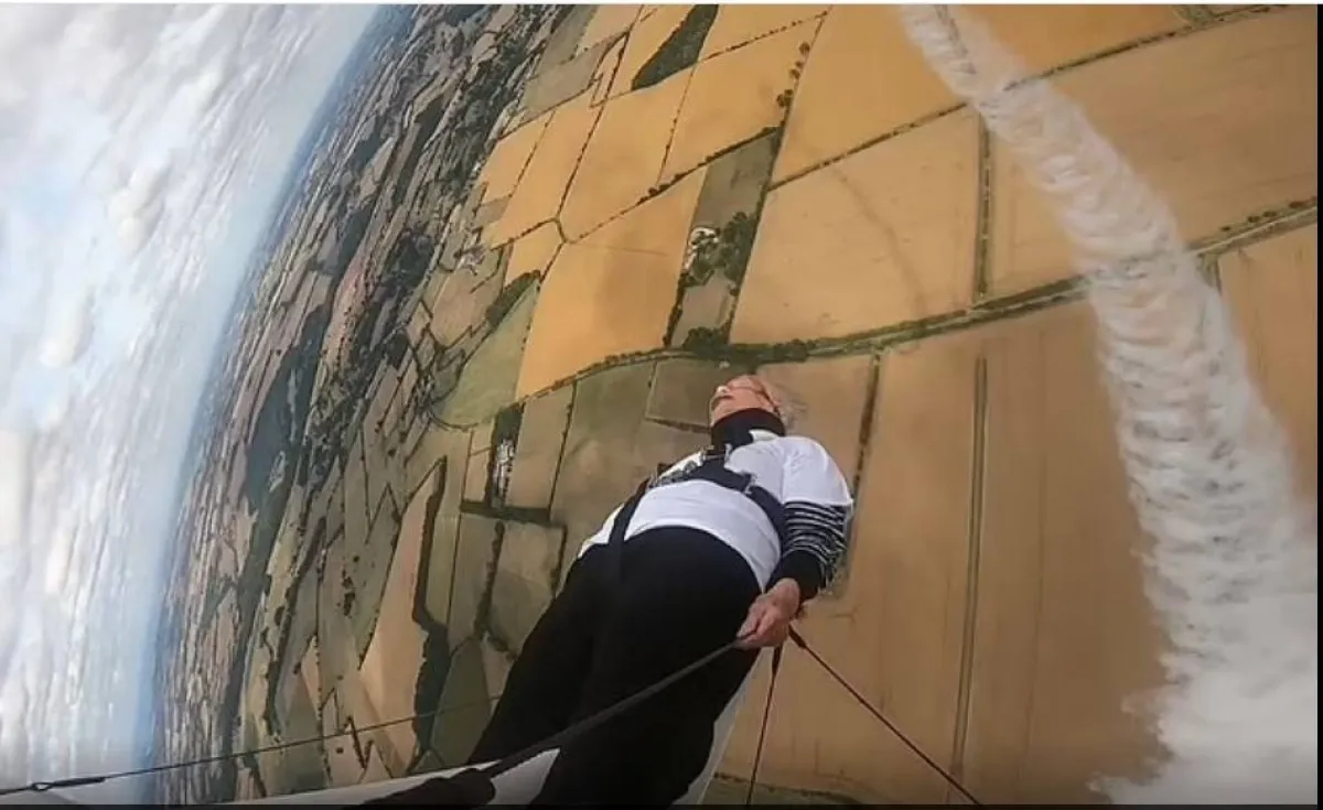 امرأة في سن الـ93 عاماً تُحلِّق على جناح طائرة