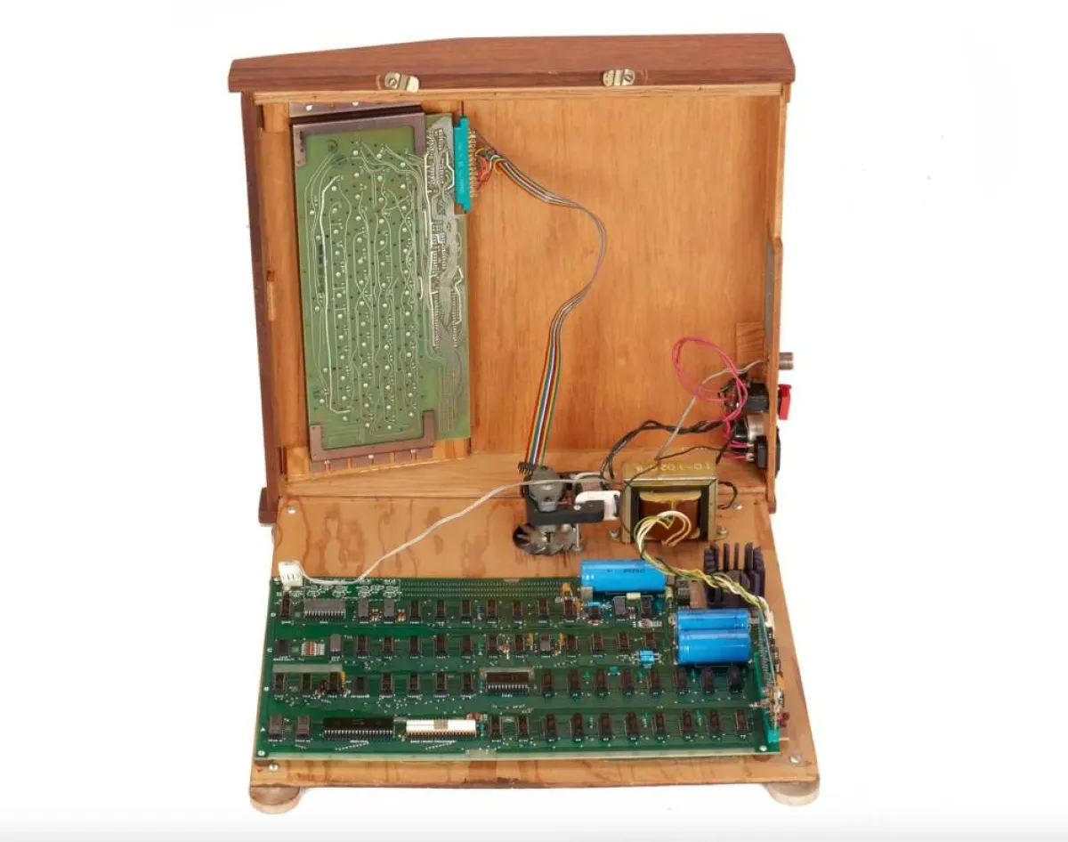 صورة أول كمبيوتر أبل من الداخل