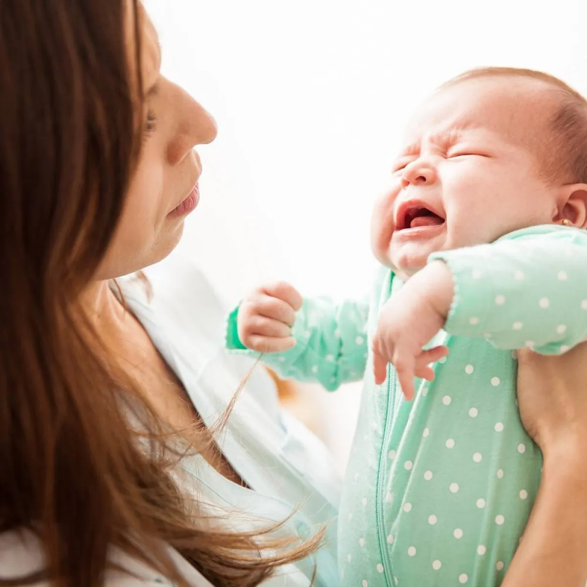 صورة لطفل يبكي بحرقة