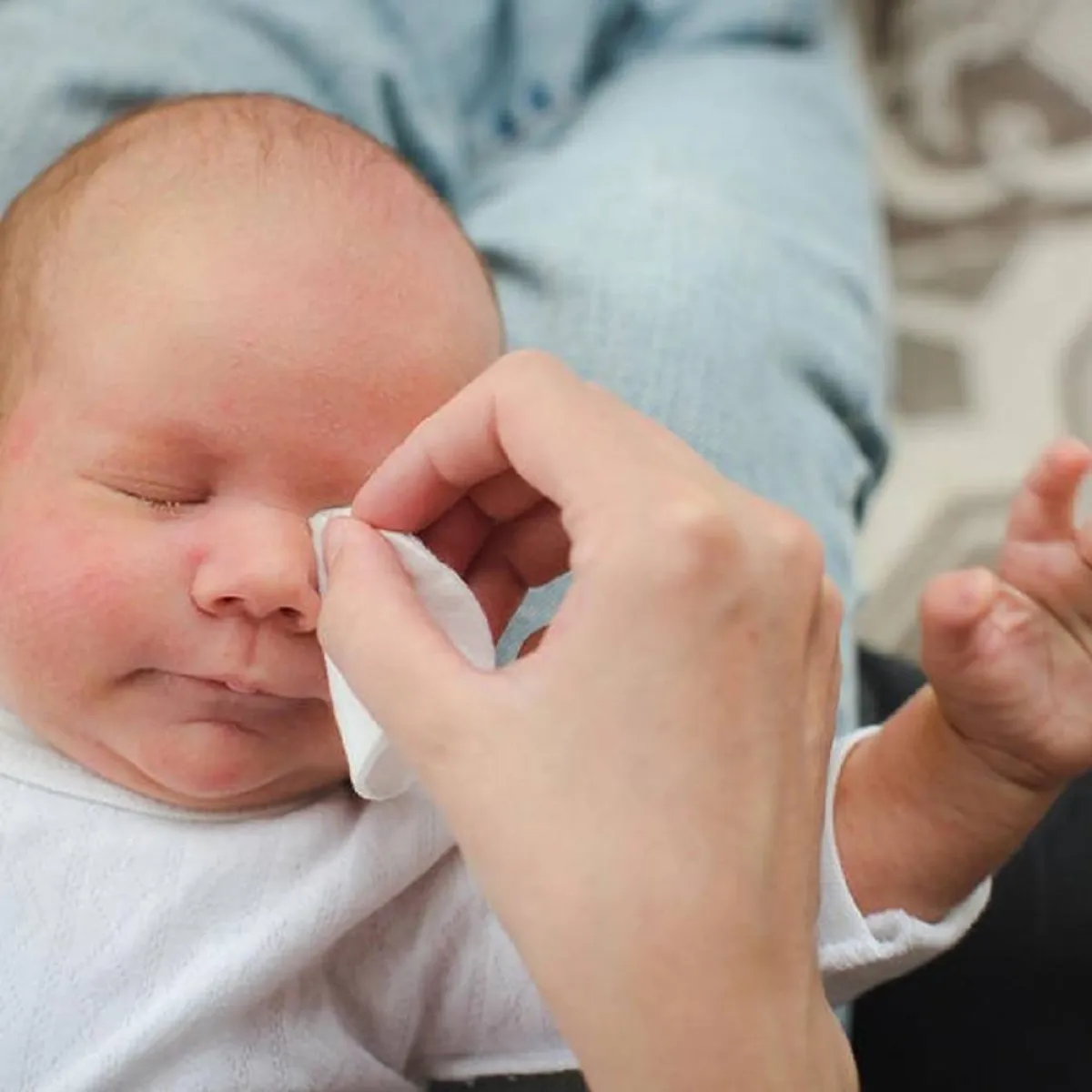 التهابات العين تسبب البكاء مبكراً