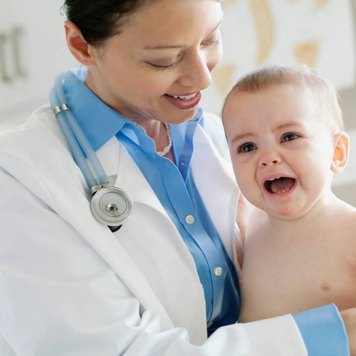 صورة لطفل يبكي بين يدي الطبيبة