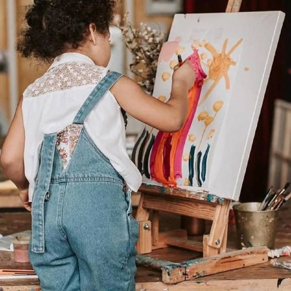 صورة لطفل يرسم