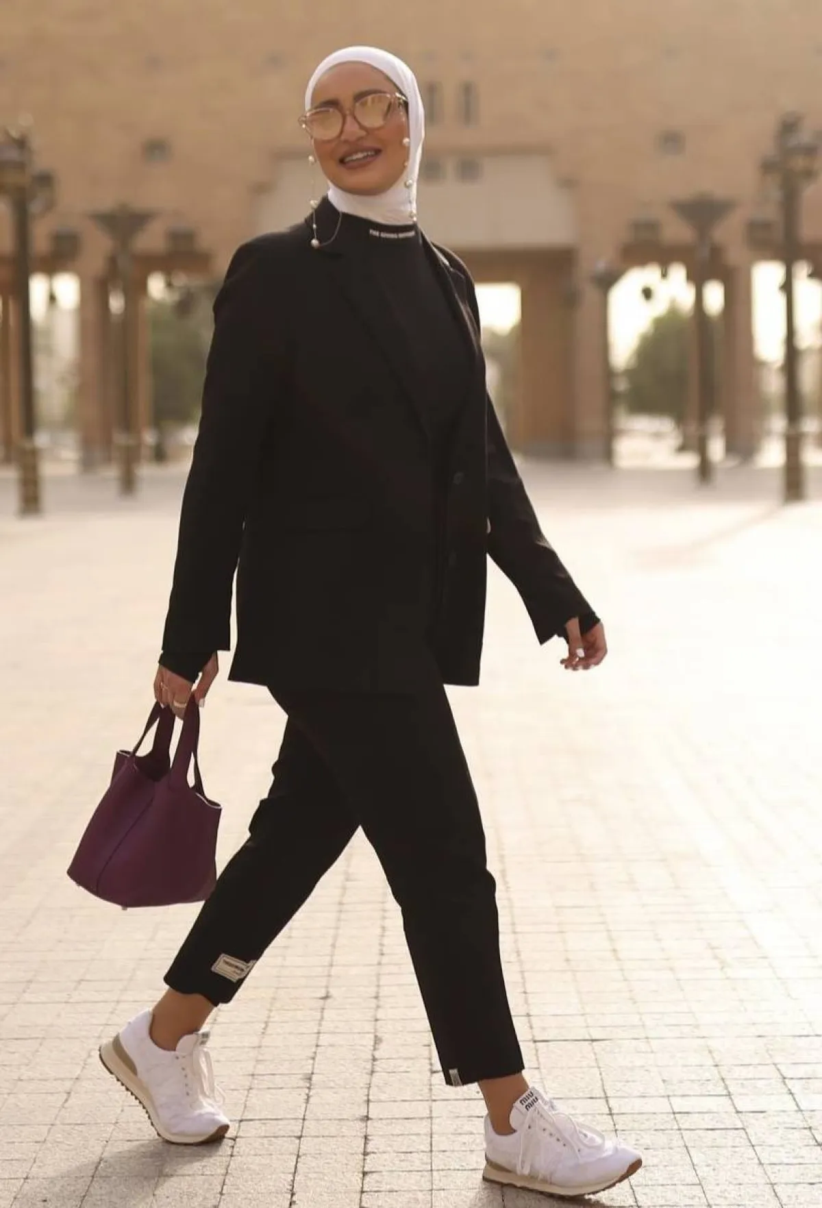 دلال الدوب باطلالة مونكروم